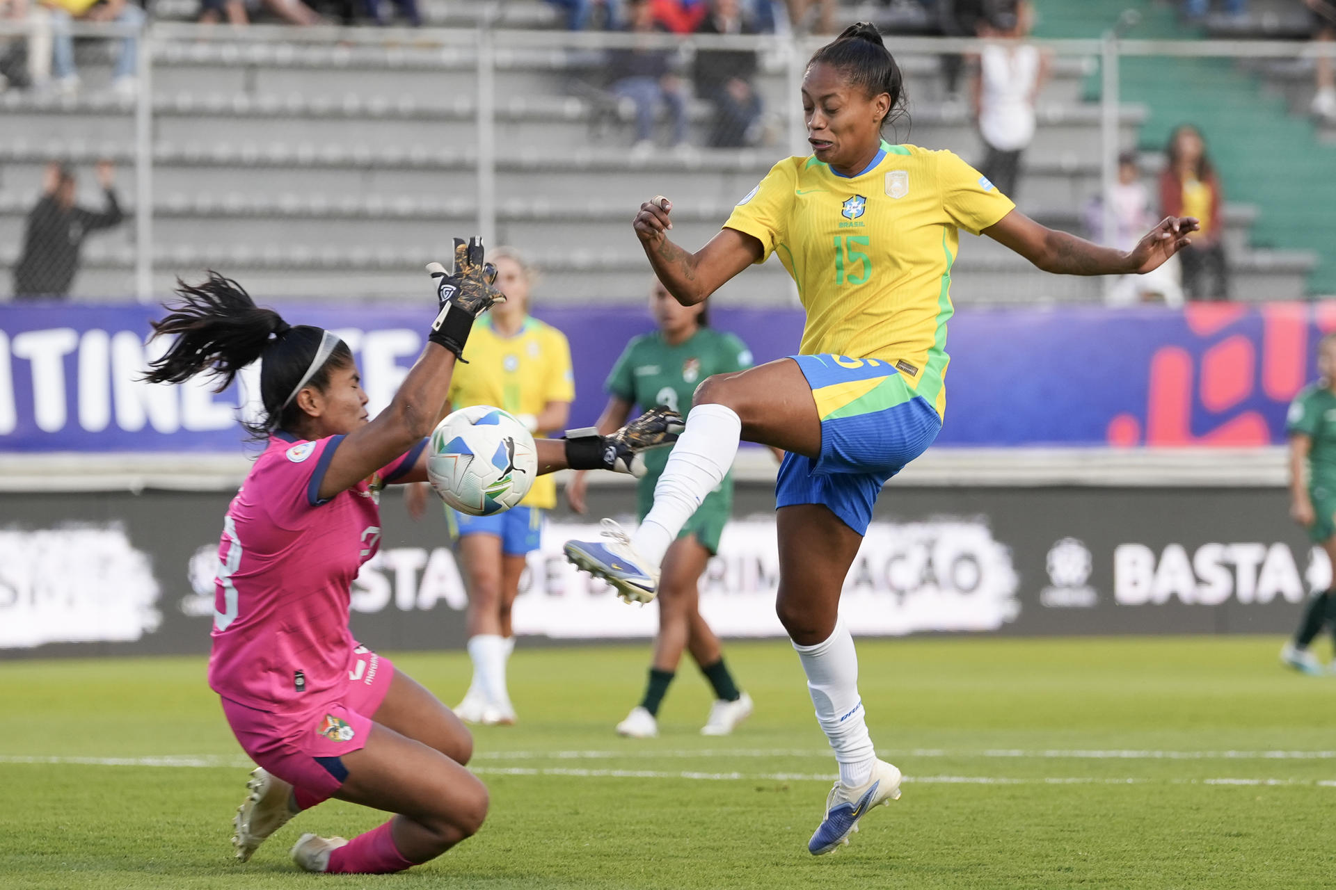 La guardameta boliviana Erika Sánchez contiene un remate de la delantera brasileña Ary Borges durante el partido que la Canarinha ganó por 0-6 a la Verde en partido de la segunda jornada del Grupo B de la Copa América jugado en el estadio Gonzalo Pozo Ripalda, de Quito. EFE/ Vicente Costales 