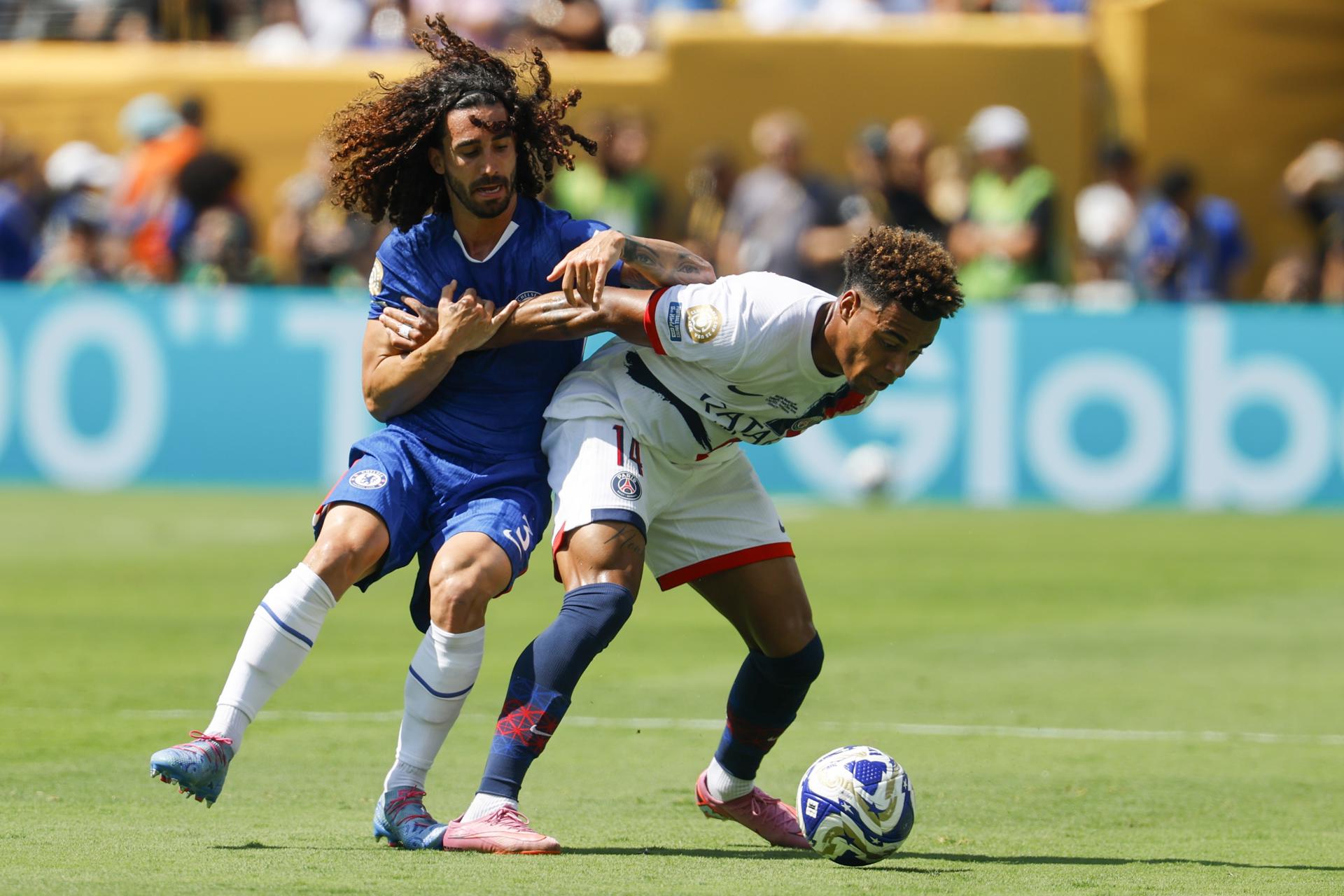 Desire Doue del PSG (d) disputa un balón con Marc Cucurella del Chelsea (i) durante la final del Mundial de Clubes. EFE/CJ GUNTHER
