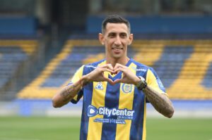 El delantero argentino Ángel Di María reacciona durante su presentación como nuevo jugador del Rosario Central en el Estadio Gigante de Arroyito en Rosario (Argentina). EFE/Sebastián Granata