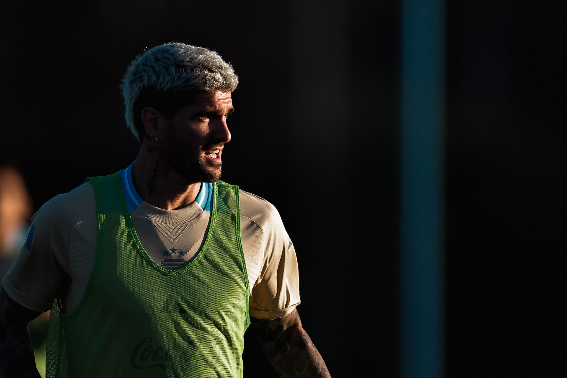 Fotografía de Juan Ignacio Roncoroni, en la que puede verse en una imagen de archivo del 3 de septiembre de 2024 al futbolista argentino Rodrigo de Paul durante un entrenamiento con la selección de su país. EFE