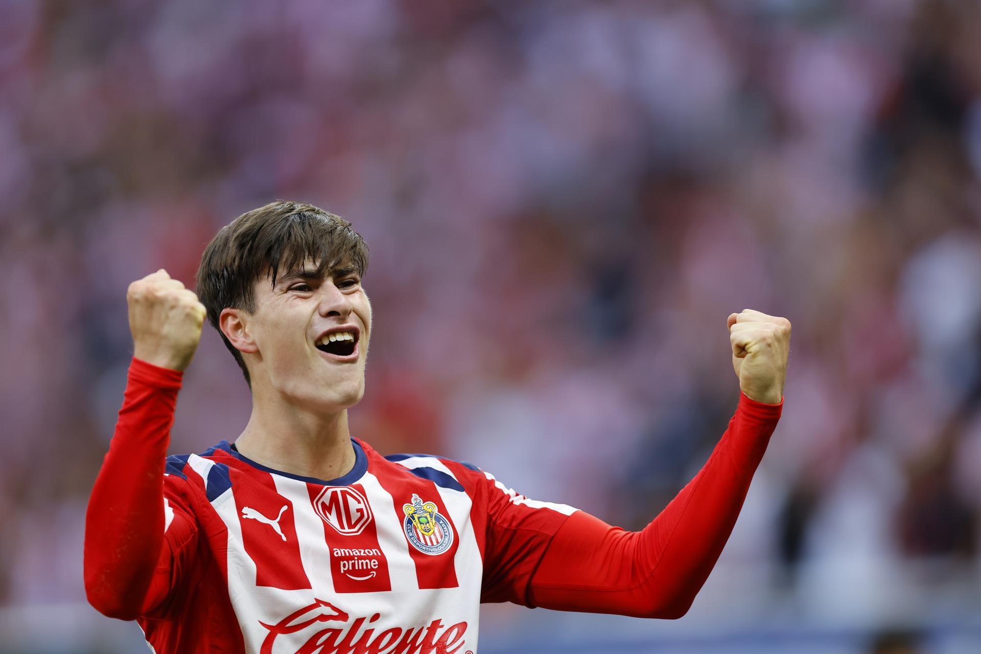 Armando González, de Guadalajara, celebra un gol ante el Atlético San Luis en el Estadio Akron. EFE/Francisco Guasco 
