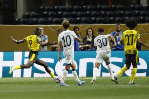 Serhou Guirassy (i), del Borussia Dortmund, anota uno de sus dos goles ante el Monterrey en el partido del Mundial de Clubes en Atlanta, Georgia. EFE/EPA/ERIK S. LESSER