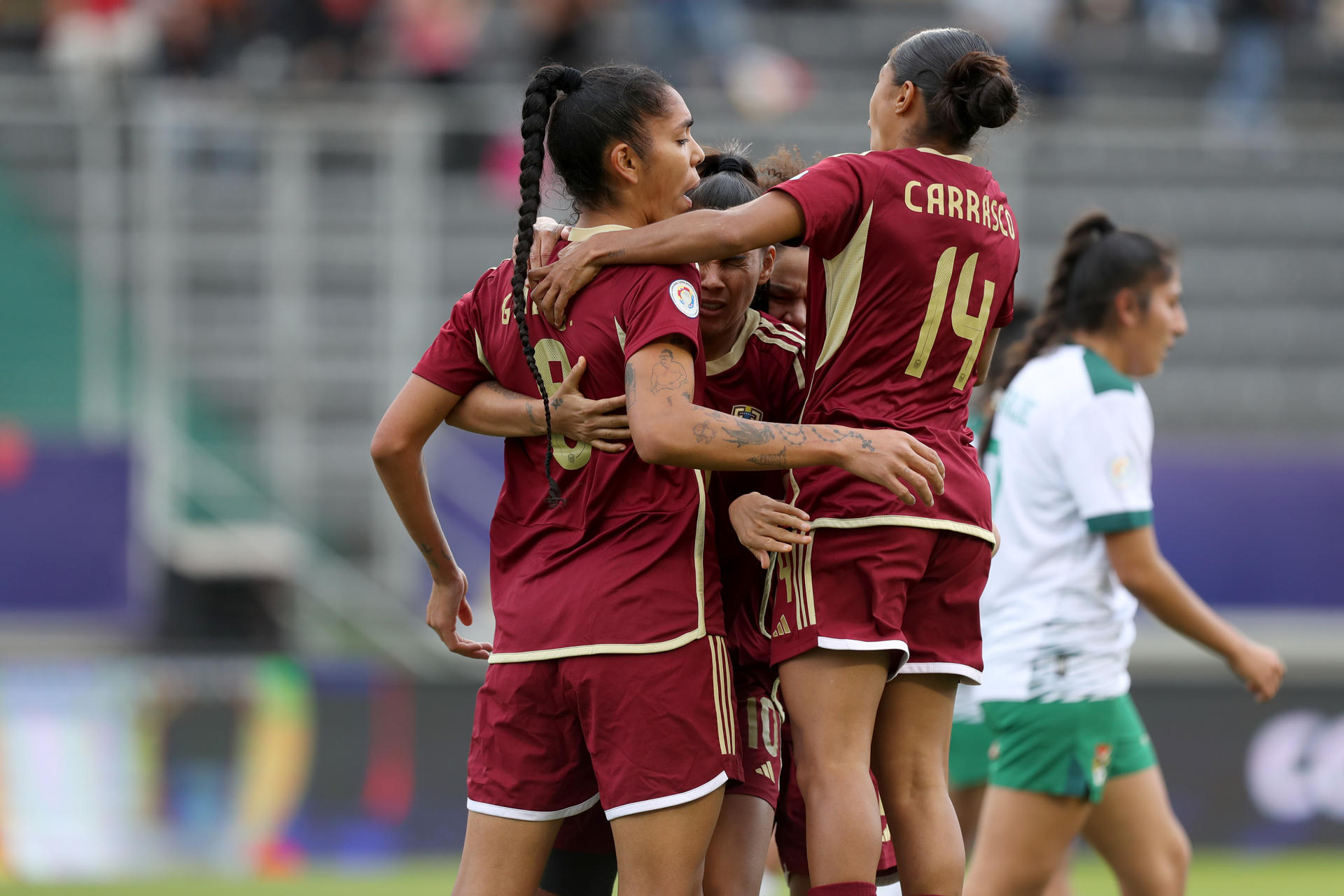 Jugadoras de la selección de Venezuela celebran la goleada por 7-1 que infligieron este sábado en la tercera jornada del Grupo B de la Copa América a Bolivia en el estadio Gonzalo Pozo Ripalda de Quito. EFE/ José Jácome 