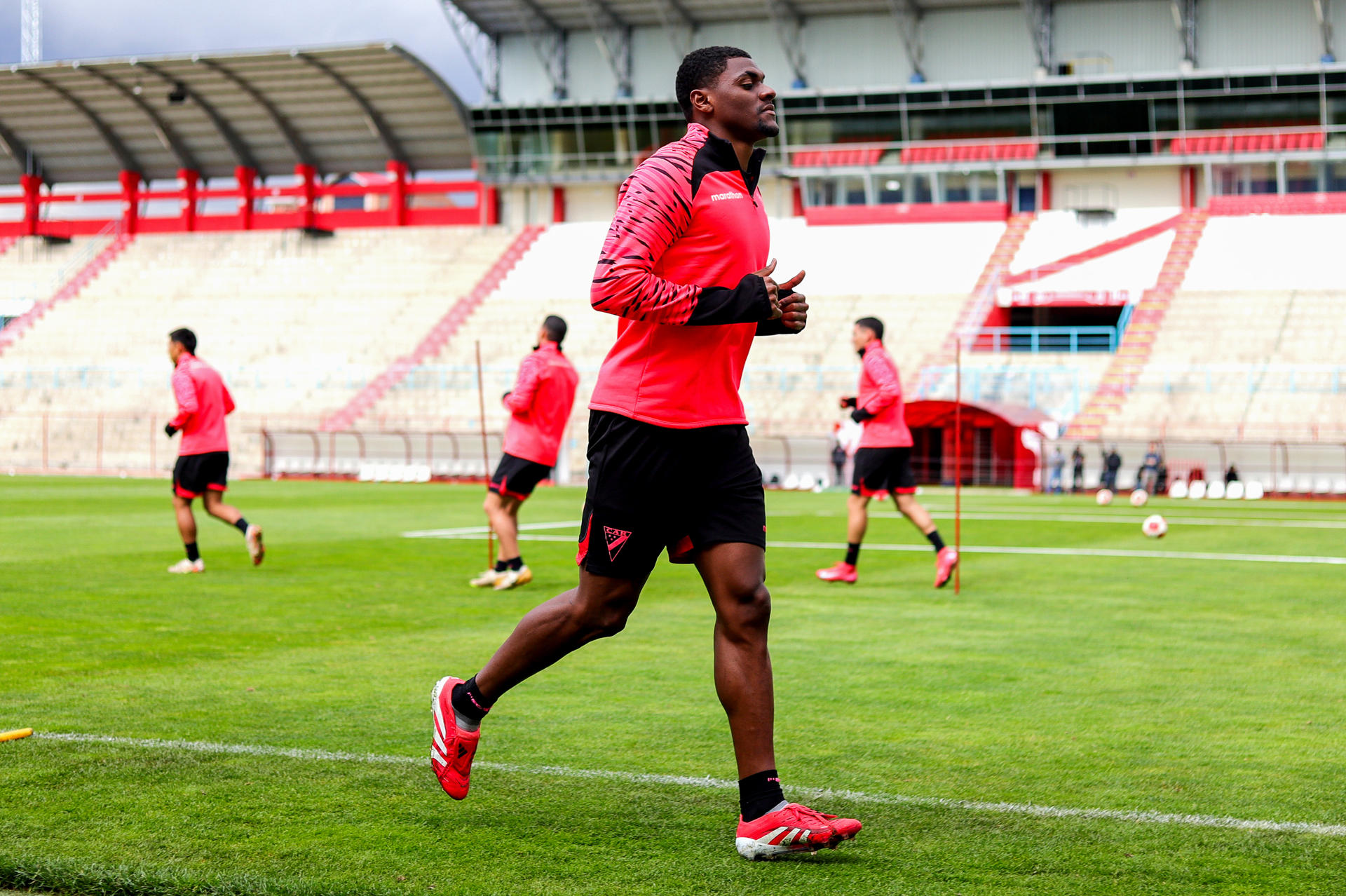 El colombiano ‘Almanaque’ González marca tres en goleada de Always Ready