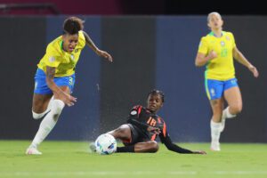 Tarciane (i), de Brasil, disputa el balón con Linda Caicedo, de Colombia, en un partido de la fase de grupos de la Copa América Femenina entre Brasil y Colombia en el estadio Banco Guayaquil en Quito (Ecuador). EFE/ José Jácome