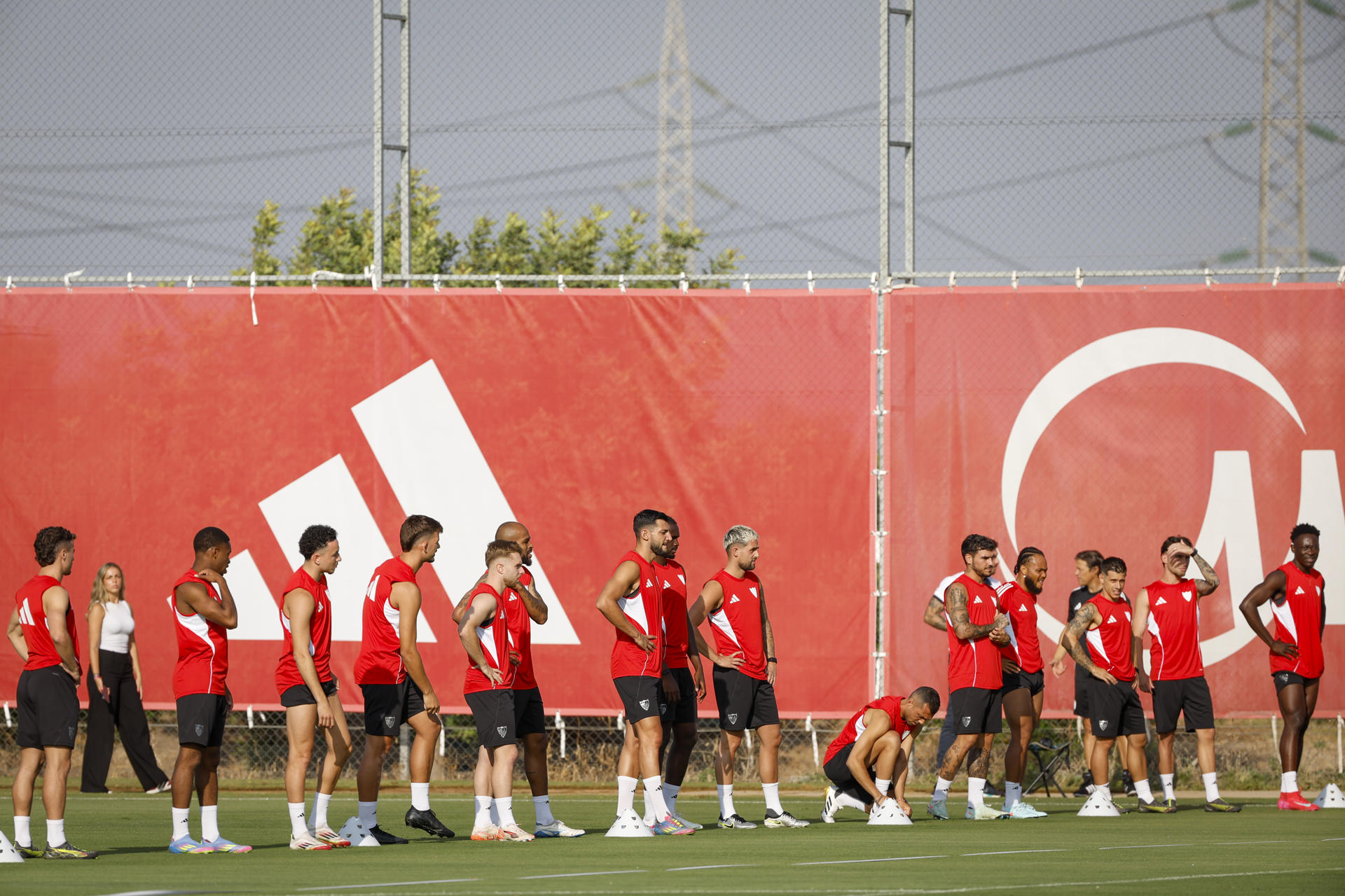 Los jugadores del Sevilla durante su primer entrenamiento con Matías Almeyda, técnico argentino que ha firmado un contrato por tres campañas con el Sevilla, en la ciudad deportiva del club sevillano. EFE/ Julio Muñoz
