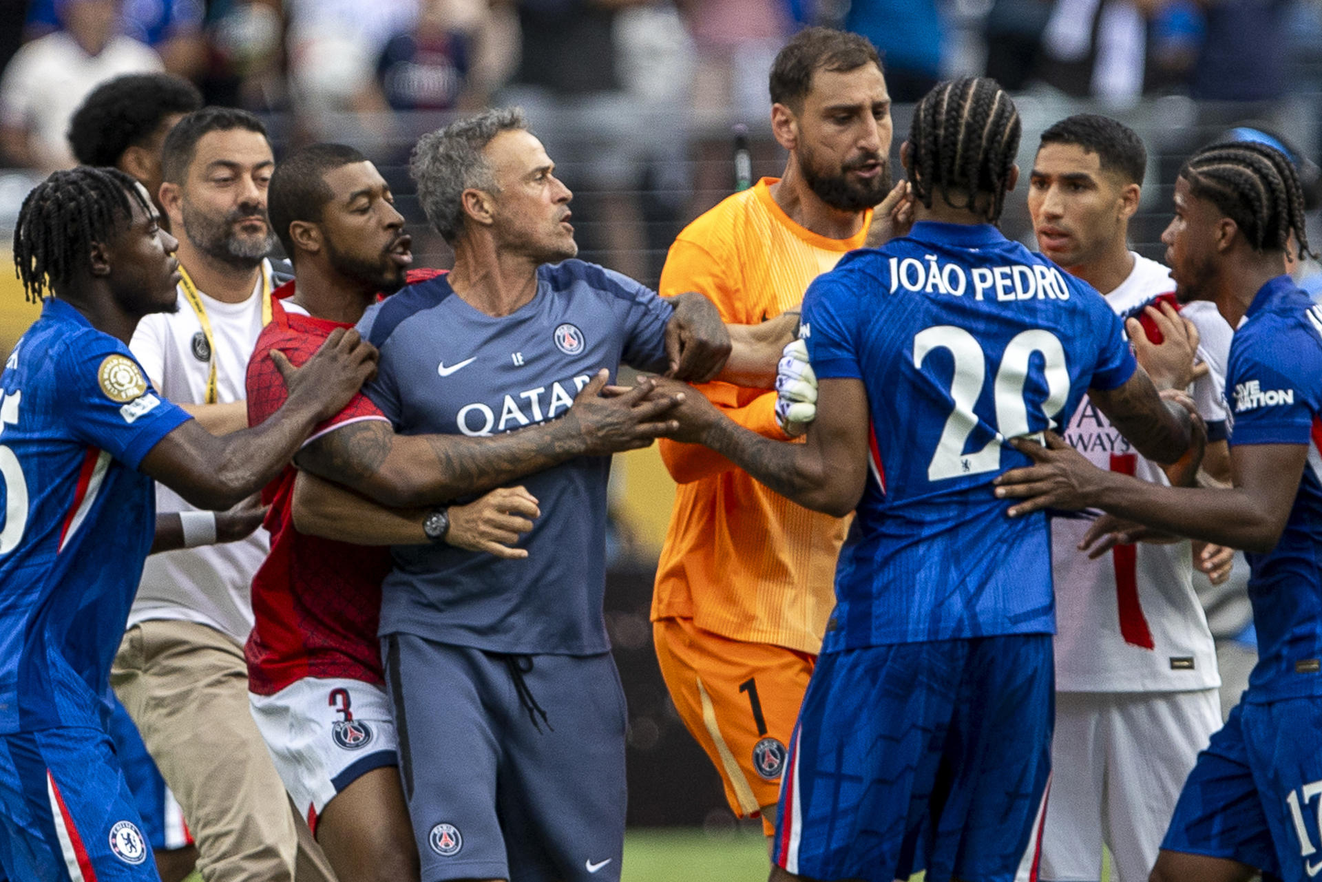 El entrenador de PSG, Luis Enrique (c), discute con Joao Pedro, de Chelsea, en la final del Mundial de Clubes ante París Saint-Germain (PSG). EFE/Ángel Colmenares 