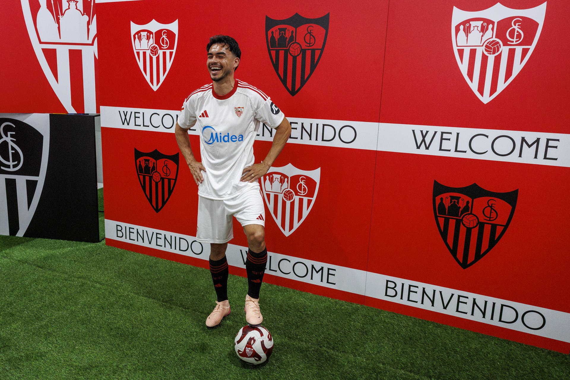 El defensor chileno Gabriel Suazo que llega como agente libre desde el Toulouse francés y ha firmado por tres años con el Sevilla FC posa durante su presentación en el estadio Sánchez Pizjuán de la capital hispalense. EFE/ Julio Muñoz