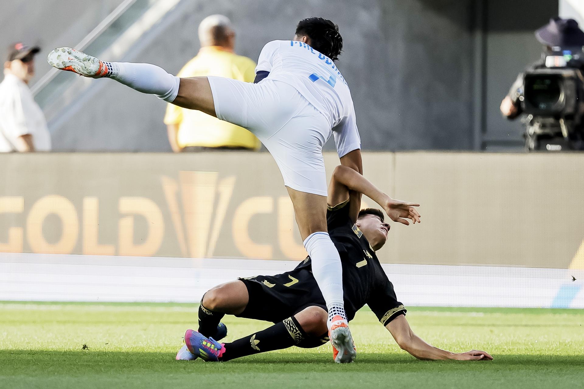 El hondureño Denil Maldonado (i) choca con el mexicano Gilberto Mora (d) durante el partido de las semifinales de la Copa Oro que ganó el Tri por 1-0 en Santa Clara (California). EFE/EPA/JOHN G. MABANGLO 