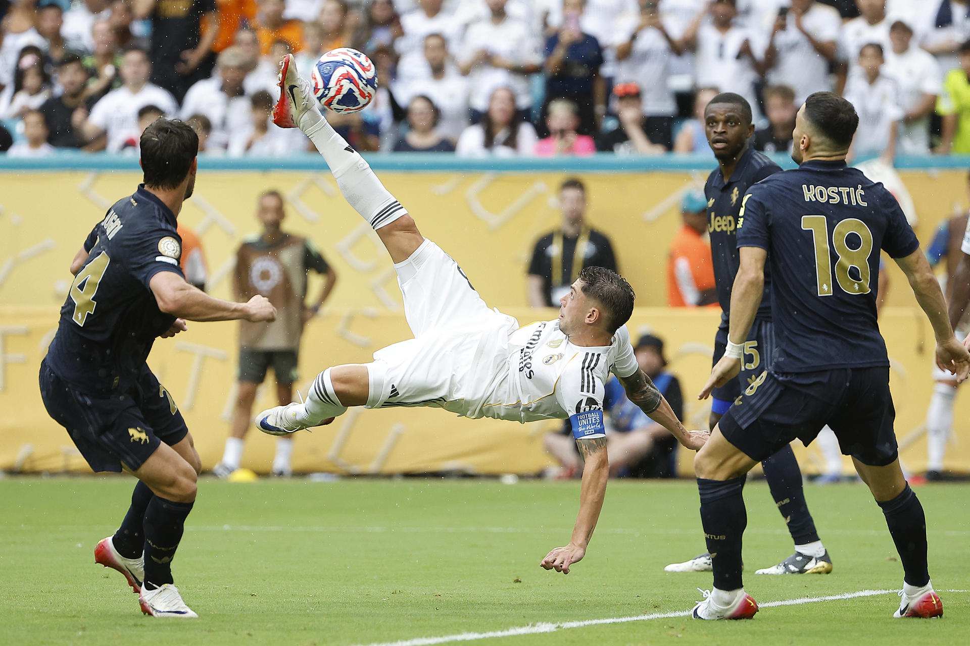 El uruguayo Federico Valverde (c) estuvo a punto de anotar de chilena el segundo gol de Real Madrid en el partido que este martes selló su clasificación a los cuartos de final del Mundial de Clubes a expensas de Juventus en el Hard Rock Stadium de Miami. EFE/ Juan Ignacio Roncoroni 