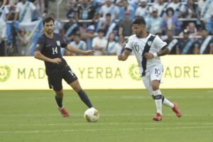 Pedro Altan (d), de Guatemala, conduce el balón ante la mirada de Luca de la Torre, de Estados Unidos. EFE/EPA/MICHAEL THOMAS