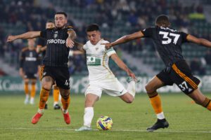 Los jugadores del Leeds United Sam Greenwood (i) y Cody Drameh presionan a Nico Fernández, del Elche, en foto de archivo de Manuel Lorenzo . EFE