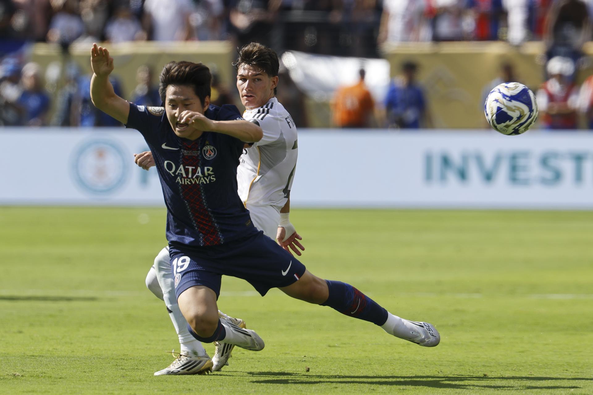 Kangin Lee del PSG (i) cae ante la marca del lateral del Real Madrid Fran Garcia durante el partido que este martes clasificó al club francés a la final del Mundial de Clubes contra el Chelsea. EFE/EPA/CJ GUNTHER