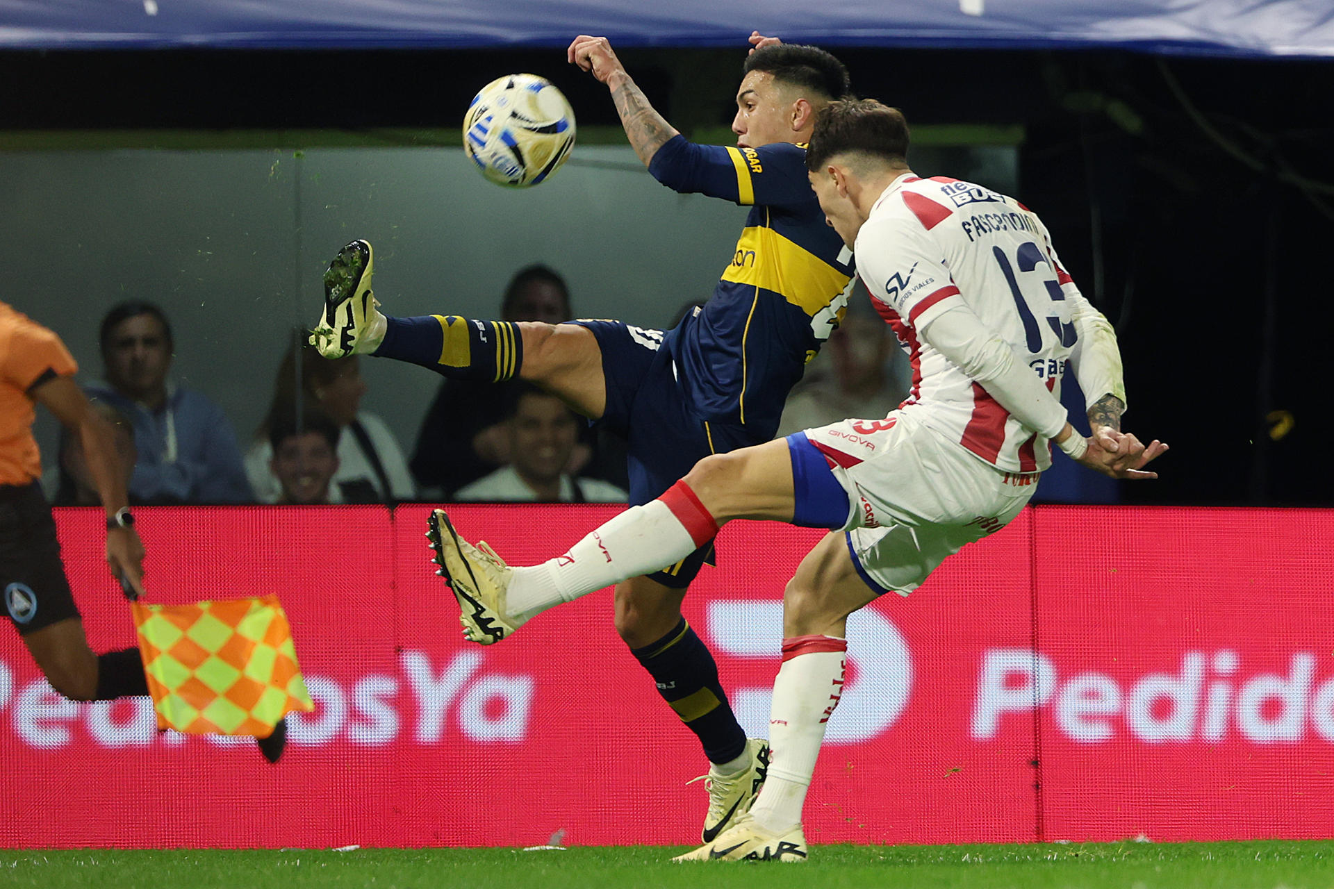 El defensor de Boca Juniors Alan Velasco (i) neutraliza un remate del extremo de Unión Valentín Fascendini durante el partido que ambos equipos igualaron 1-1 este viernes en La Bombonera. EFE/ Matías Martín Campaya 