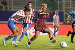 Daniuska Rodríguez (d), de Venezuela, controla el balón en un partido de la fase de grupos de la Copa América Femenina entre Paraguay y Venezuela en el estadio Gonzalo Pozo Ripalda en Quito (Ecuador). EFE/Vicente Costales