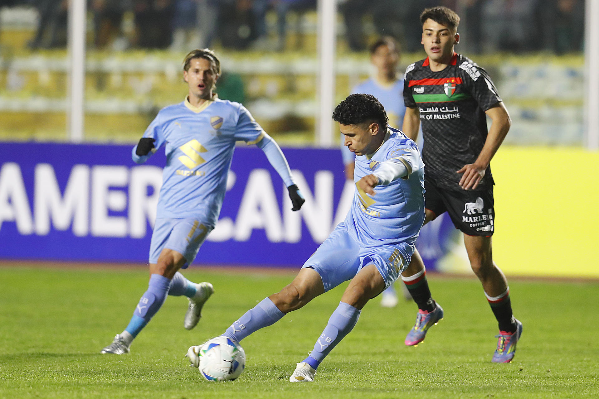 Daniel Cataño, del Bolívar, en acción ante el Palestino en el estadio Hernando Siles en La Paz. EFE/Esteban Biba