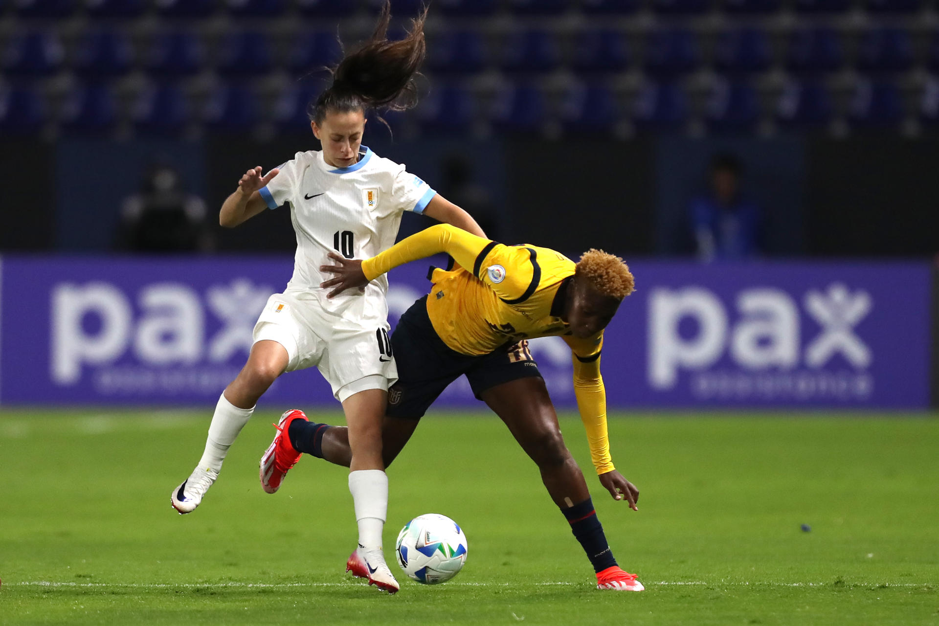 Belén Aquino (i), de Uruguay, disputa el balón con Jessy Caicedo, de Ecuador, en la Copa América Femenina en Quito. EFE/Jóse Jácome 