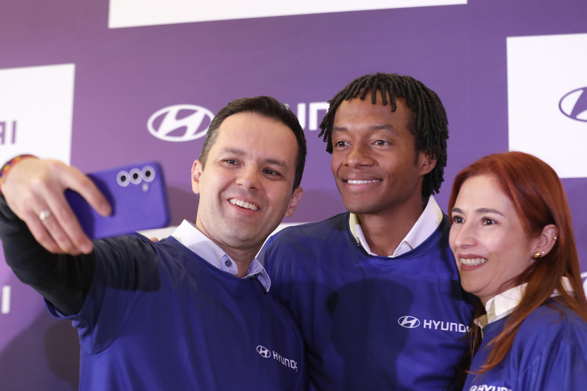 El futbolista colombiano Juan Guillermo Cuadrado (c) posa con sus seguidores durante una rueda de prensa en Bogotá (Colombia). EFE/ Carlos Ortega 