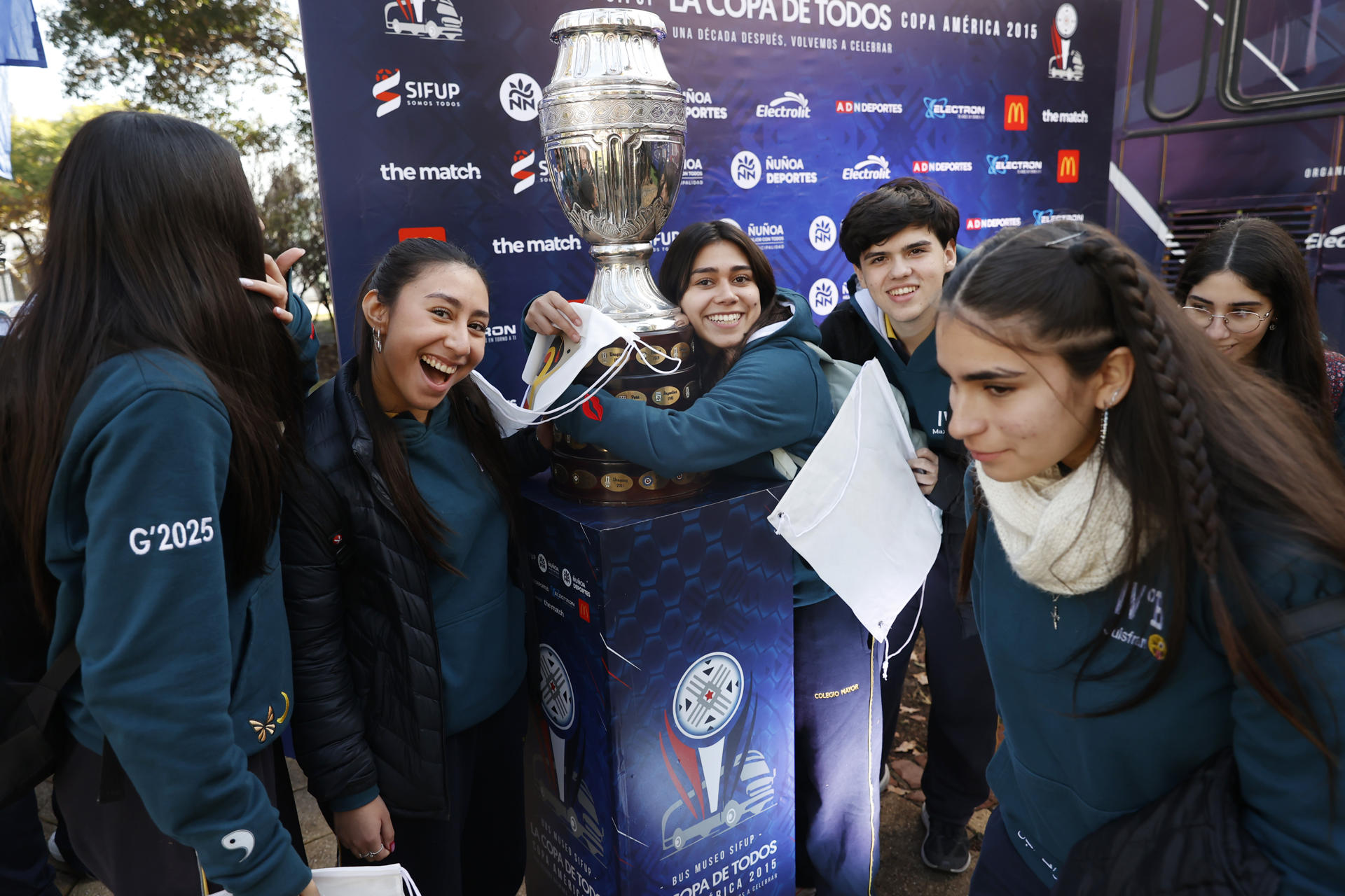 Camisetas, banderines, fotografías y hasta la réplica del trofeo forman parte de una exposición conmemorativa de los diez años de la conquista en Santiago de Chile de la Copa América de 2015, la noche del 4 de julio. EFE/ Elvis González 