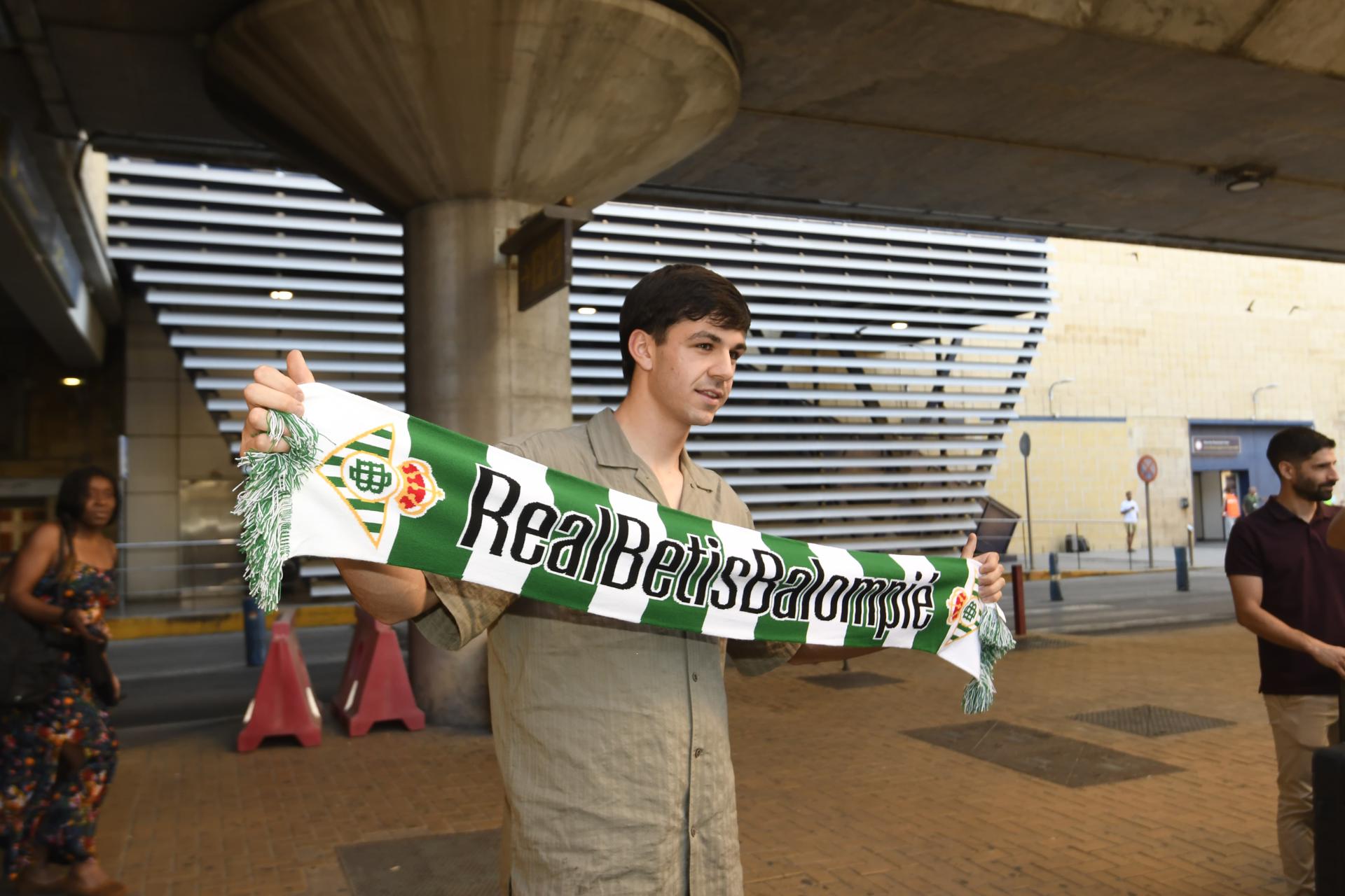 El uruguayo Gonzalo Petit llega a Sevilla para firmar por el Betis por cinco temporadas