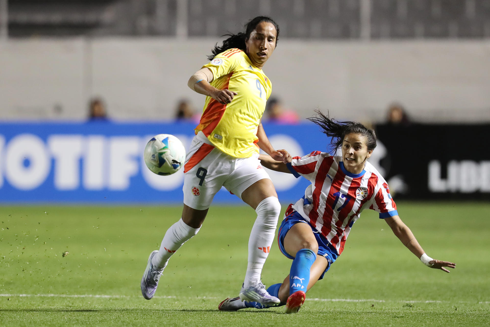 La delantera Mayra Ramírez (i) se libra de la marca de Camila Belén Arrieta (d) durante el partido de la tercera fecha del Grupo B de la Copa América que la selección de Colombia ganó por 4-1 a la de Paraguay en el estadio Gonzalo Pozo Ripalda de Quito. EFE/ José Jácome 