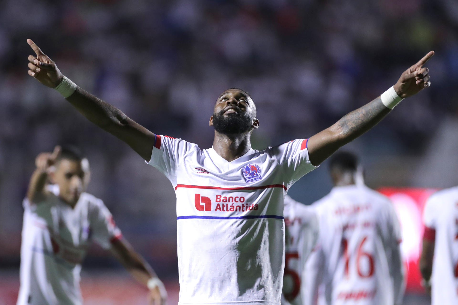 Jorge Benguché celebra este miércoles su gol, el tercero que Olimpia infligió a Real Estelí en partido de la Copa Centroamericana jugado en Tegucigalpa. EFE/ Gustavo Amador 