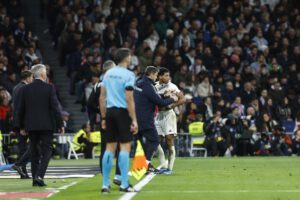 El delantero inglés del Real Madrid Jude Bellingham (d) en el Santiago Bernabéu en foto de archivo de Rodrigo Jimenez . EFE