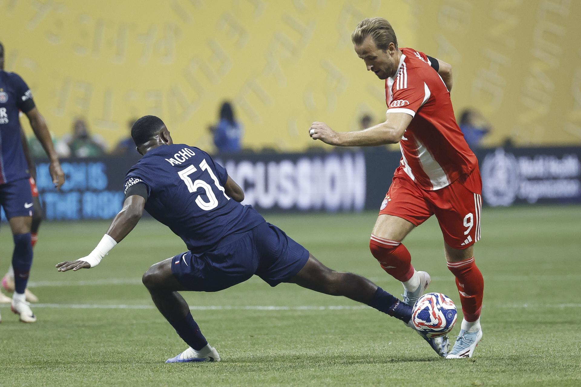 Harry Kane del Bayern Múnich (R) disputa un balón con Willian Pacho del PSG (i) en los cuartos de final del Mundial de Clubes. EFE/ERIK S. LESSER 
