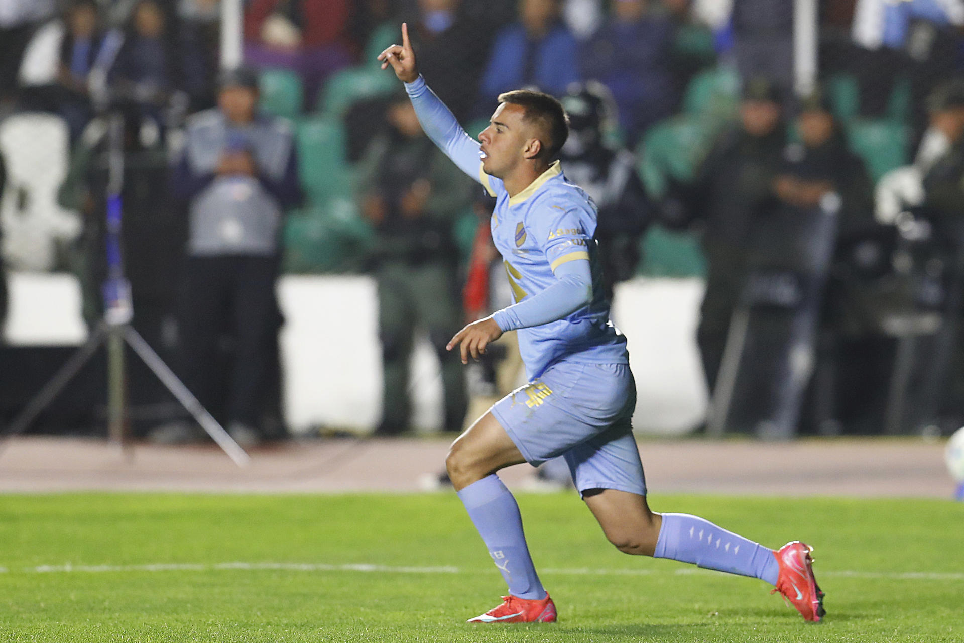 Robson Matheus, del Bolívar, celebra el primer gol de su equipo ante Palestino. EFE/Esteban Biba