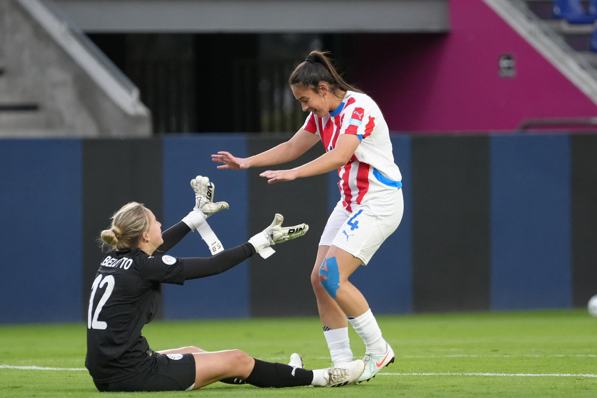 Deisy Ojeda (d) y la portera Soledad Belotto celebran este lunes en Quito la clasificación a los Juegos Panamericanos que acogerá Lima en 2027 al derrotar por 0-1 a la de Chile en el estadio Banco Guayaquil. EFE/ Vicente Costales 