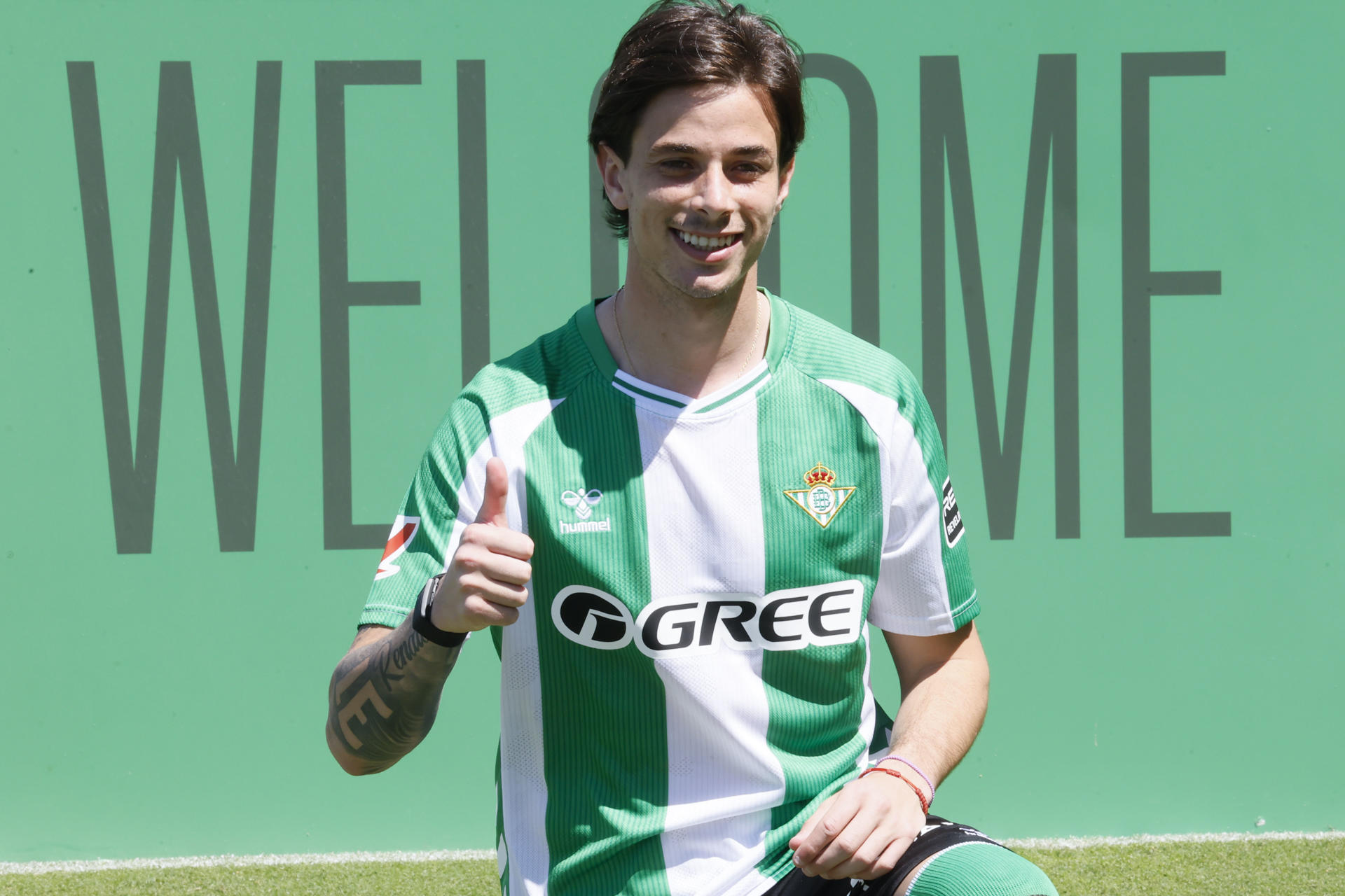 El defensa argentino Valentín Gómez durante su presentación como nuevo jugador del Real Betis en la ciudad deportiva Luis del Sol en Sevilla. EFE/ Jose Manuel Vidal 