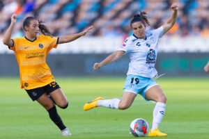 La española Andrea Pereira (d), central de las Tuzas del Pachuca de la liga femenina del fútbol mexicano, aseguró este martes que en su país, sus compatriotas ya ven a la competición en la que participan como una opción para jugar. EFE/ Carlos Ramirez