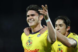 Fotografía de archivo de Israel Reyes (i) de América celebrando un gol en el estadio Olímpico Universitario de Ciudad de México (México). EFE/ Sáshenka Gutiérrez