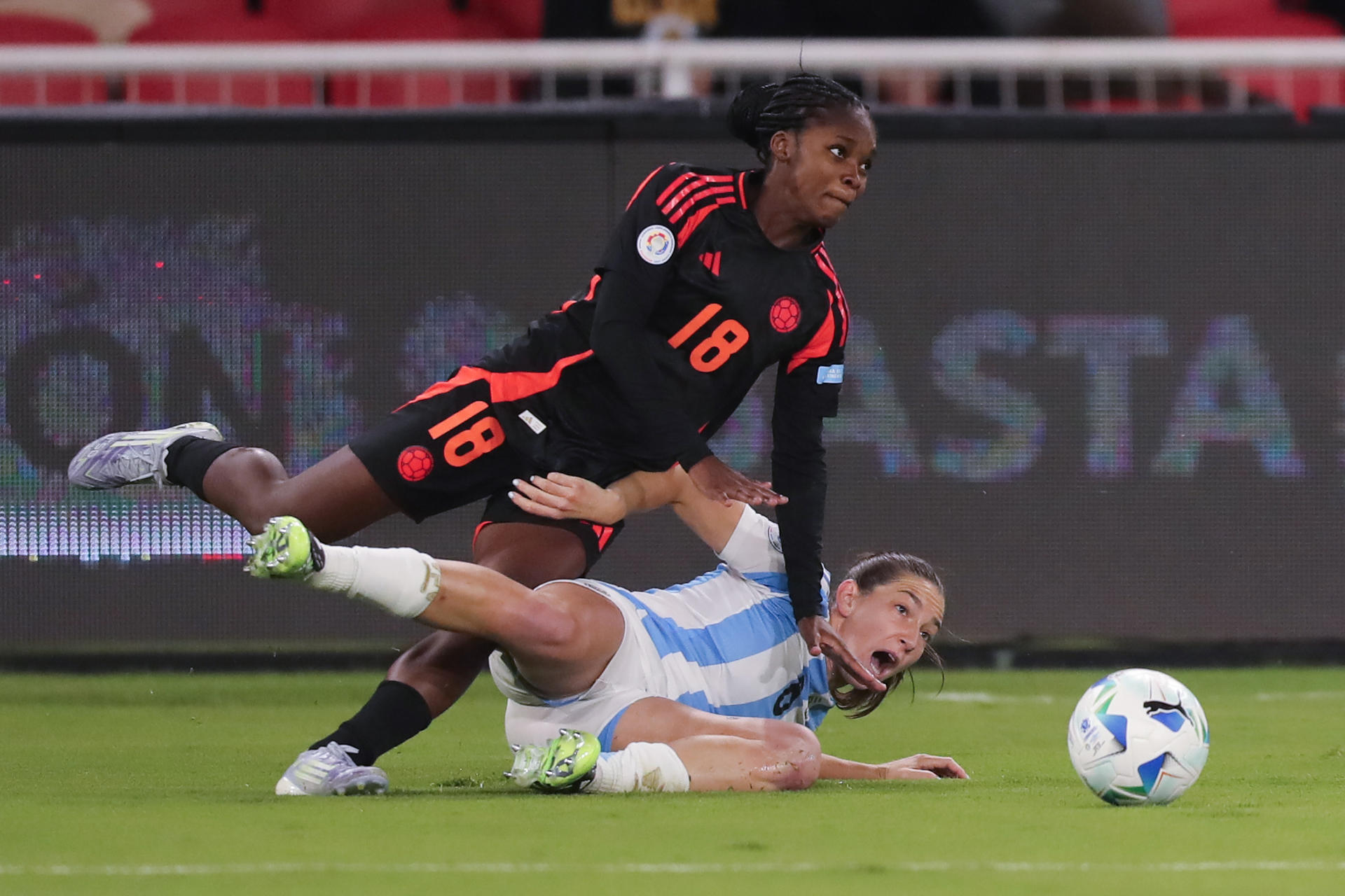 Aldana Cometti (abajo), de Argentina, disputa el balón con Linda Caicedo, de Colombia, en un partido de las semifinales de la Copa América Femenina entre Argentina y Colombia en el estadio Rodrigo Paz Delgado en Quito (Ecuador). EFE/ Jóse Jácome 