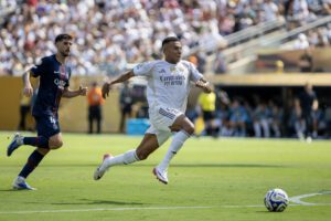 Lucas Beraldo (i) de París Saint-Germain disputa el balón con Kylian Mbappé en un partido del Mundial de Clubes entre París Saint-Germain y Real Madrid en el estadio MetLife de Nueva York (Estados Unidos). EFE/Ángel Colmenares