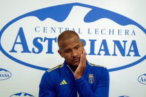 El jugador venezolano Salomón Rondón ofrece este martes una rueda de prensa durante su presentación como nuevo jugador del Real Oviedo. EFE/Paco Paredes