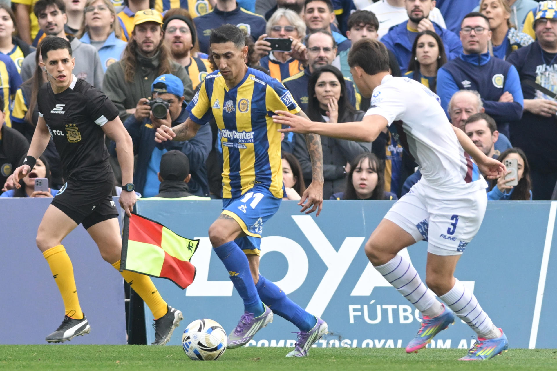 Ángel Di María (i), de Rosario, disputa un balón con Juan Morán, de Godoy Cruz, durante un partido de la Liga de Argentina en el estadio Gigante de Arroyito. EFE/Sebastián Granata