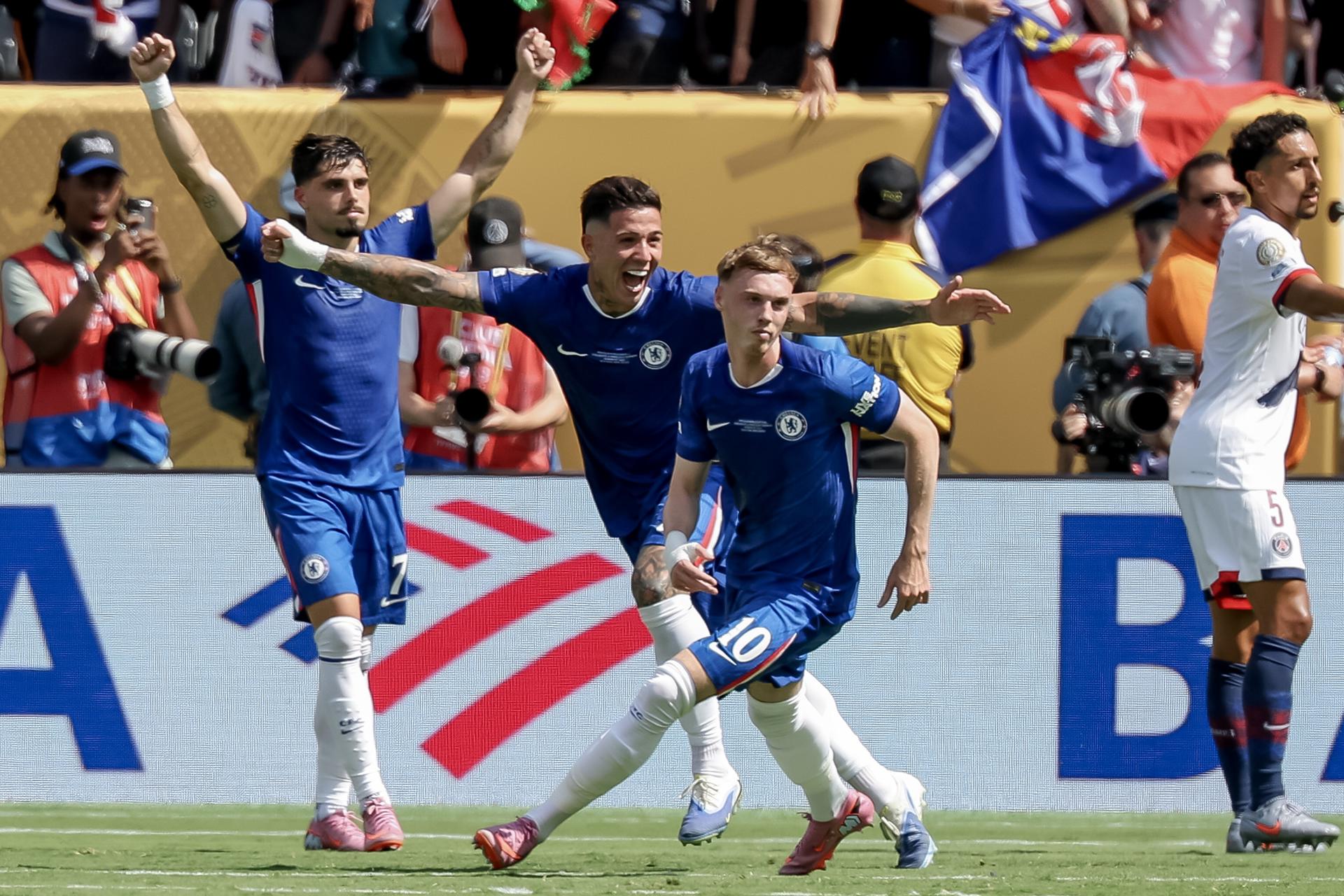 Cole Palmer (d) del Chelsea celebra junto a Enzo Fernandez (c) y Pedro Neto (i) tras anotar el 2-0 contra el PSG en la final del Mundial de Clubes. EFE/JUSTIN LANE EAST RUTHERFORD (United States), 13/07/2025.- Cole Palmer (R) of Chelsea celebrates scoring the 2-0 goal with Enzo Fernandez (C) and Pedro Neto (L) during the FIFA Club World Cup 2025 final match between Chelsea FC and Paris Saint-Germain, in East Rutherford, New Jersey, USA, 13 July 2025. (Mundial de Fútbol) EFE/EPA/JUSTIN LANE 
