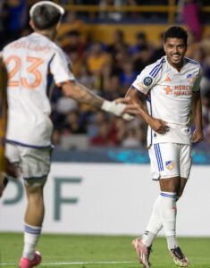 Fotografía de archivo del extremo brasileño del Cincinnati Evander da Silva Ferreira, quien este jueves fue declarado el mejor jugador de la jornada de la MLS por su doblete al Inter Miami de Lionel Messi. EFE/Miguel Sierra