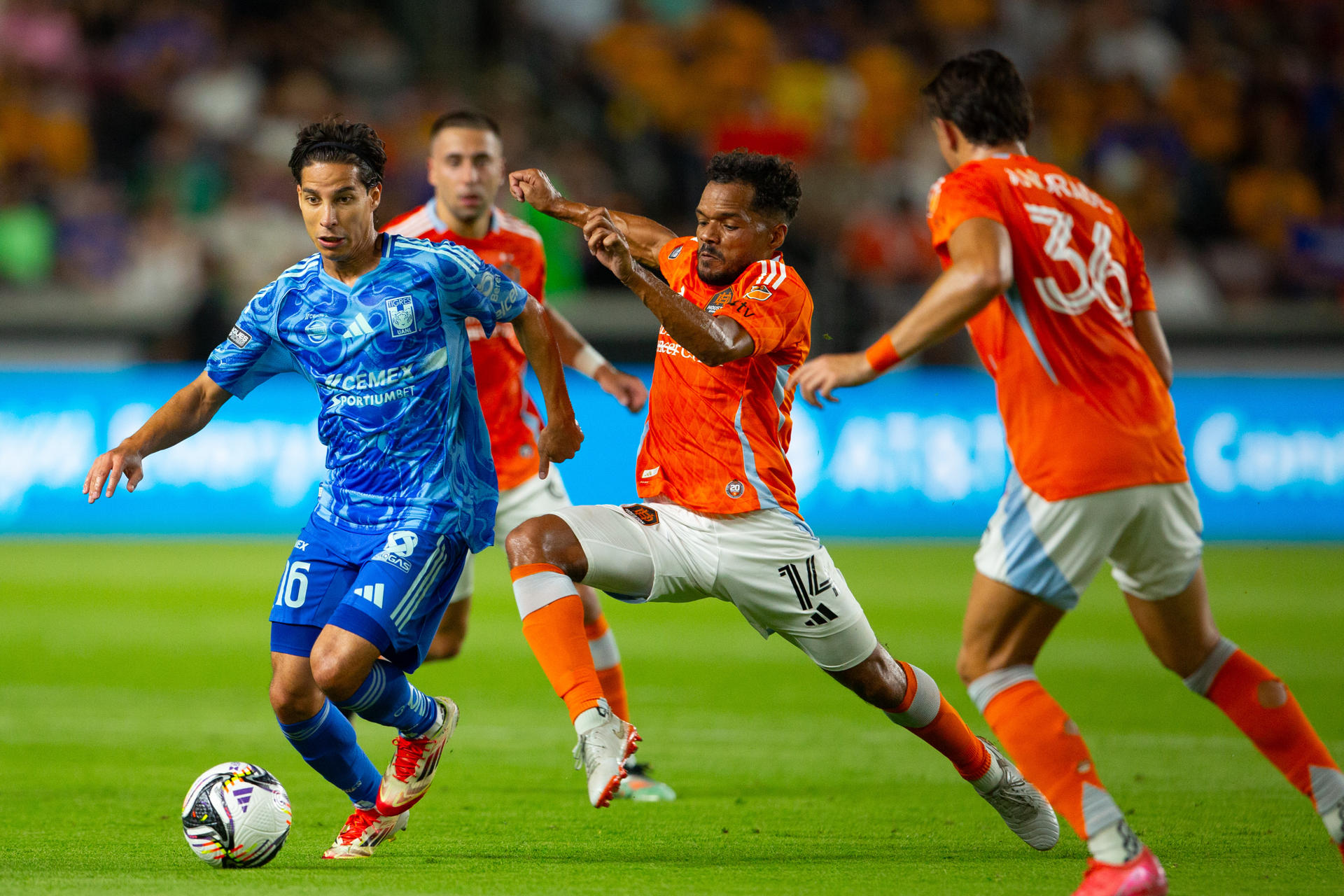 Diego Lainez (i), de Tigres, disputa el balón con Duane Holmes, de Dynamo, en la fase de grupos de la Leagues Cup en el estadio Shell Energy en Houston (Estados Unidos). EFE/Carlos Ramírez