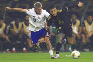 Roberto Alvarado (d), de México, en acción contra Diego Luna (i), de Estados Unidos, durante la final de la Copa Oro de la Concacaf entre EE.UU. y México en Houston, Texas (EE.UU.). EFE/CARLOS RAMIREZ
