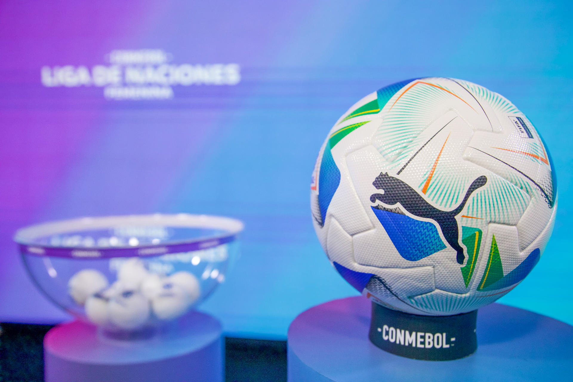 El balón y algunas bolillas, elementos del sorteo hecho por la Conmebol este jueves en Quito para definir la programación de la Liga de Naciones Femenina, clasificatoria para el Mundial de 2027, que comenzará este 24 de octubre. EFE/ Gianna Benalcazar 