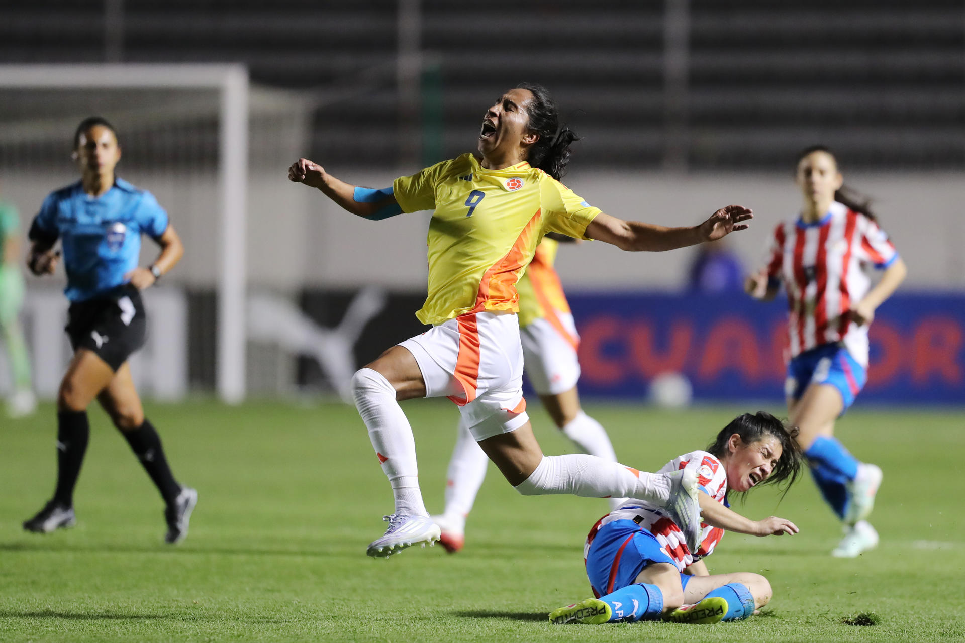 La delantera Mayra Ramírez supera la marca de la defensora Fany Godoy durante la victoria de las Cafeteras por 4-1 en partido de la tercera jornada del Grupo B de la Copa América jugado este sábado en el estadio Gonzalo Pozo Ripalda de Quito. EFE/ José Jácome 