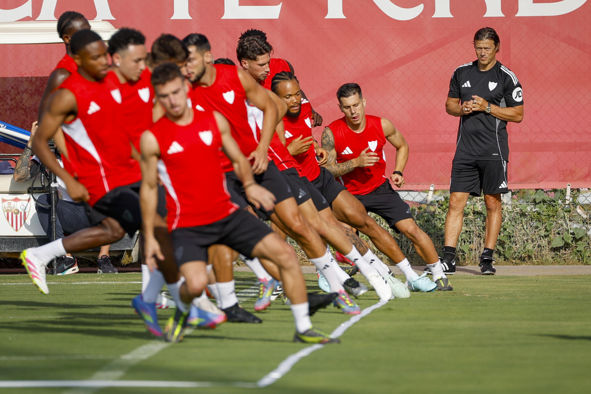 Matías Almeyda (d), técnico argentino que ha firmado un contrato por tres campañas con el Sevilla, y el extremo Alfonso González, 'Alfon' (2d), primer fichaje del club andaluz 2025-26 tras rechazar la oferta de renovación del Celta de Vigo, durante su primer entrenamiento en la ciudad deportiva del club sevillano. EFE/ Julio Muñoz