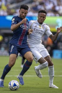 El central brasileño Éder Militão (d) reapareció este martes tras recuperarse de una grave lesión de rodilla, pero el balance fue negativo para toda la plantilla del Real Madrid, que se despidió del Mundial de Clubes con una goleada por 4-0 propinada por el PSG en el estadio MetLife de Nueva York. EFE/Ángel Colmenares