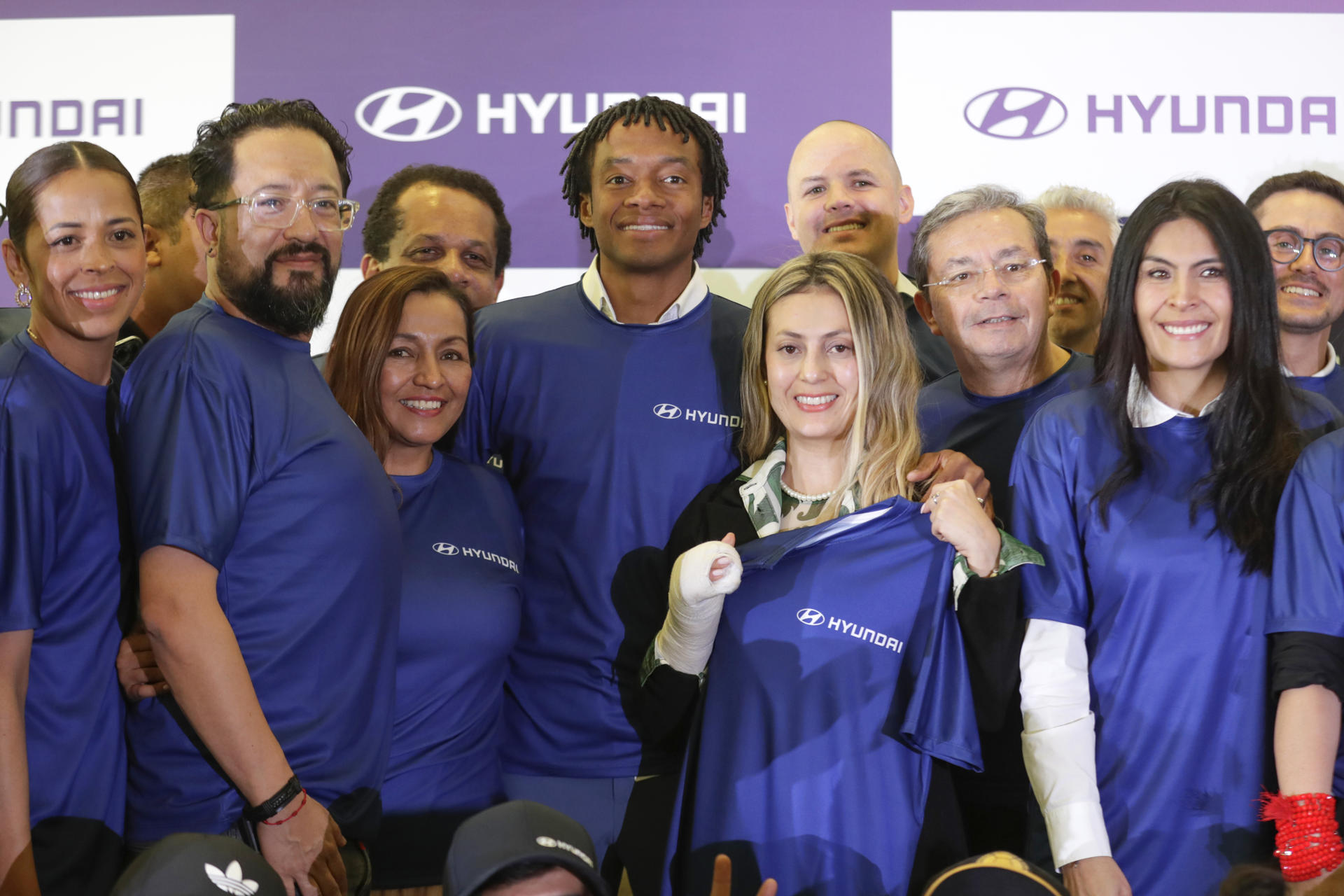El futbolista colombiano Juan Guillermo Cuadrado (c) posa con sus seguidores durante una rueda de prensa en Bogotá (Colombia). EFE/ Carlos Ortega 