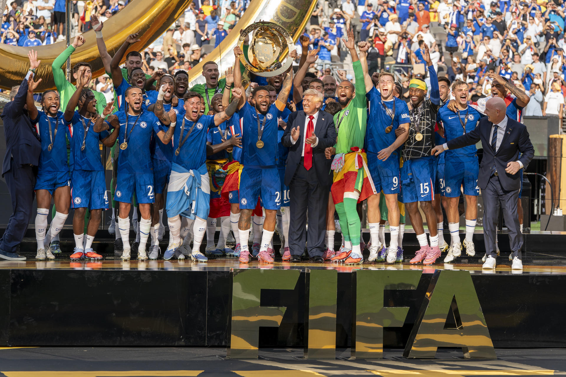 Jugadores de Chelsea, con el presidente de Estados Unidos , Donald Trump, como testigo excepcional, celebran este domingo la conquista del Mundial de Clubes tras golear por 3-0 al París Saint-Germain en el estadio MetLife en Nueva Jersey. EFE/ Ángel Colmenares
