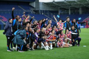 Las jugadoras de la selección de Paraguay celebra este lunes en Quito la clasificación a los Juegos Panamericanos de 2027 que acogerá Lima al derrotar por 0-1 a la de Chile en el estadio Banco Guayaquil. EFE/ Vicente Costales