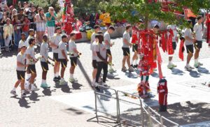 Los jugadores del Liverpool llevan flores a los aledaños de Anfield, en recuerdo a Diogo Jota. EFE/EPA/PETER POWELL