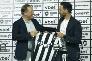 El entrenador Davide Ancelotti (d), posa junto al presidente de Botafogo, John Textor, durante su presentación como nuevo técnico. EFE/ Antonio Lacerda